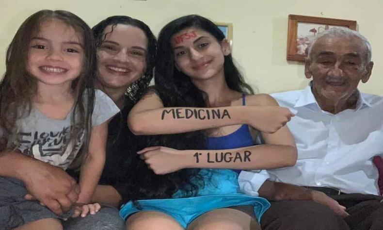 Trcia comemora com os pais
