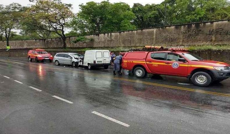 Acidente no Bairro Mantiqueira, em BH(foto: Corpo de Bombeiros/Divulgação) Acidente no Bairro Mantiqueira, em BH(foto: Corpo de Bombeiros/Divulgação)
