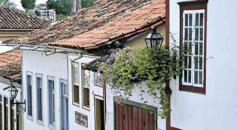 Flores debruadas sobre os telhados e portes fizeram Lucio Costa sentir pureza na cidade mineira