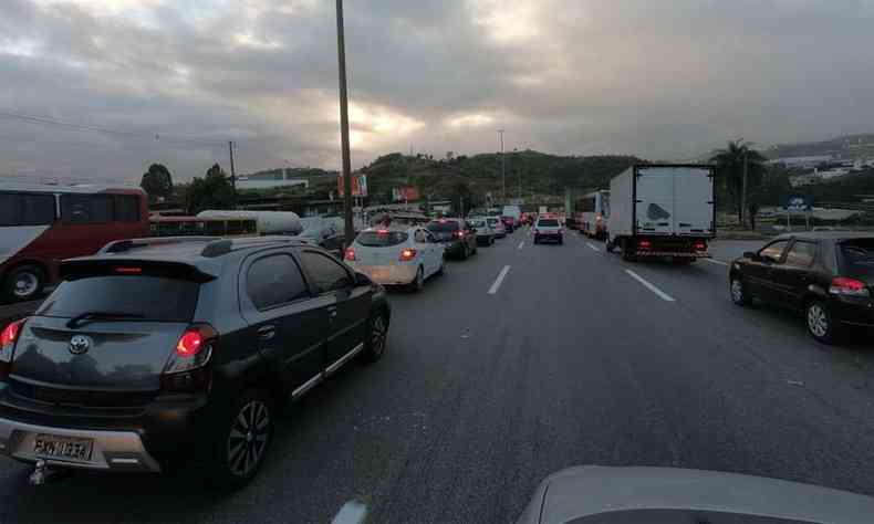 Trnsito lento por conta de manifestao na BR-381 em Betim, na Grande BH(foto: Edsio Ferreira/EM/DA Press)