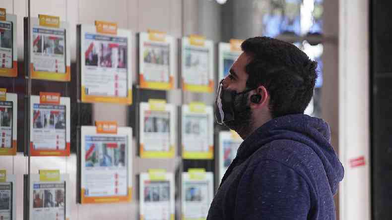 Um homem olhando ofertas imobilirias em Buenos Aires