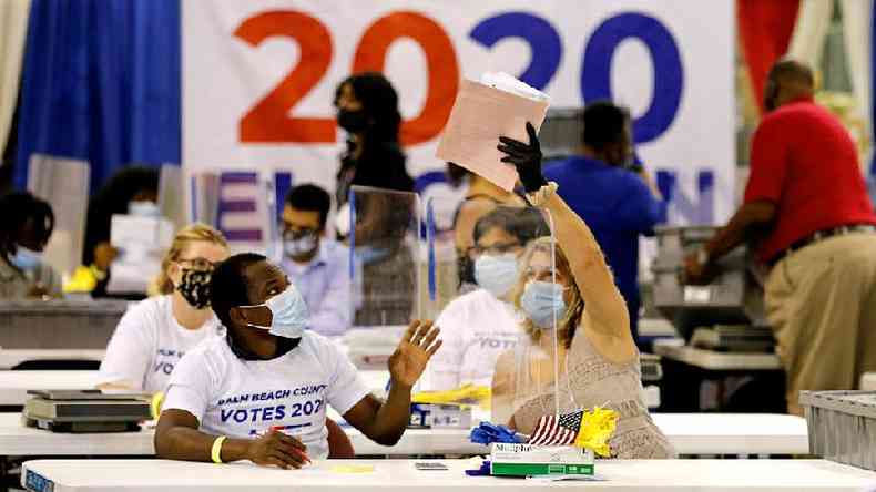 Funcionrios do sistema eleitoral contam votos em West Palm Beach, na Flrida(foto: Reuters)