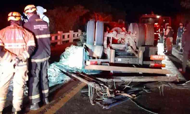 Carro de passeio envolvido em acidente com caminho em Sacramento ficou totalmente destrudo(foto: Corpo de Bombeiros de Arax/Divulgao)