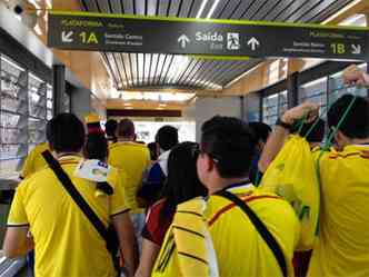 No sbado, torcida colombiana usou o Move para chegar ao Mineiro. Bogot tem sistema semelhante ao de BH (foto: Carolina Cotta)