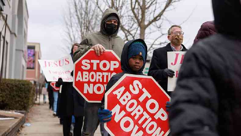 Em protesto nos EUA, pessoas seguram placas com os dizeres 'Pare o aborto agora'