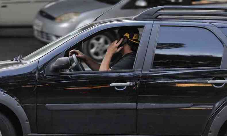 Em BH, a cada hora quatro motoristas são flagrados no telefone enquanto dirigem(foto: Juarez Rodrigues/EM/D.A PRESS)