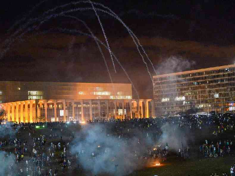 Policiais jogando bombas de gs contra manifestantes em Braslia