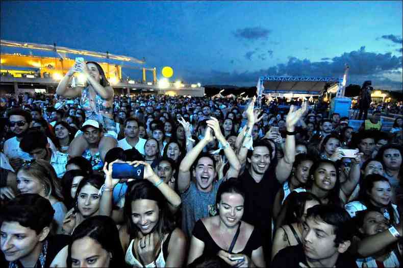 O festival Planeta Brasil reuniu aproximadamente 25 mil pessoas na Esplanada do Mineiro, na noite de sbado (foto: TLIO SANTOS/EM/D.A.PRESS)