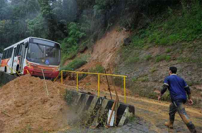 A circulao em vrias vias foi comprometida aps os deslizamentos(foto: Tnia Rgo/ABr)