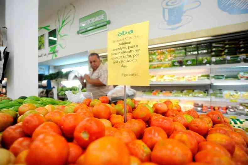O intervalo entre uma safra e outra no Brasil pressiona o valor do tomate nas feiras e sacoles do pas (foto: Leandro Couri/EM/D.A Press 19/7/12)