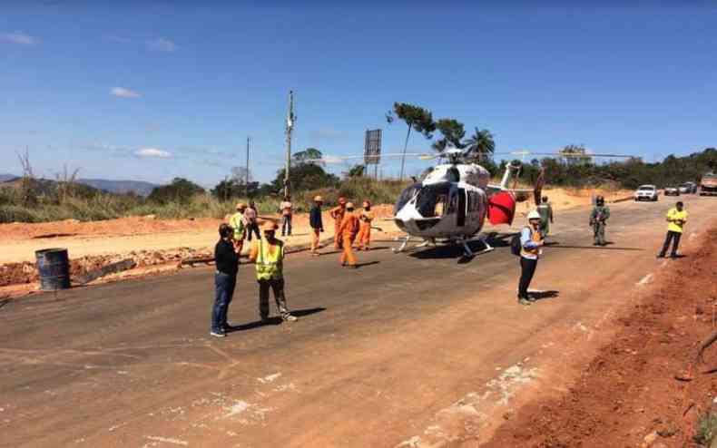 Helicptero do Corpo de Bombeiros auxiliou no resgate(foto: Corpo de Bombeiros/Divulgao)