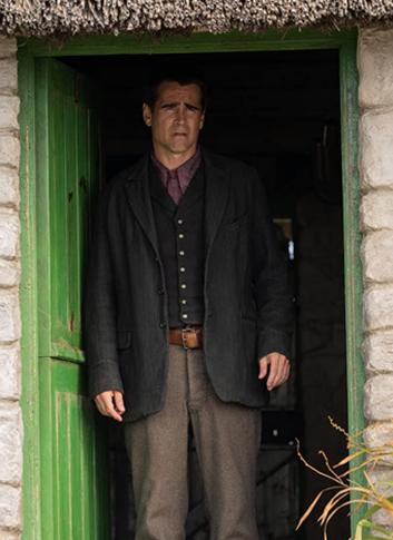 Ator Colin Farrell parado na porta em cena do filme Os banshees de Inisherin