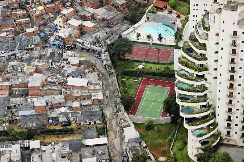 Foto de Tuca Vieira que mostra Paraispolis e prdio de luxo do Morumbi rodou o mundo e virou smbolo da desigualdade social(foto: Tuca Vieira)