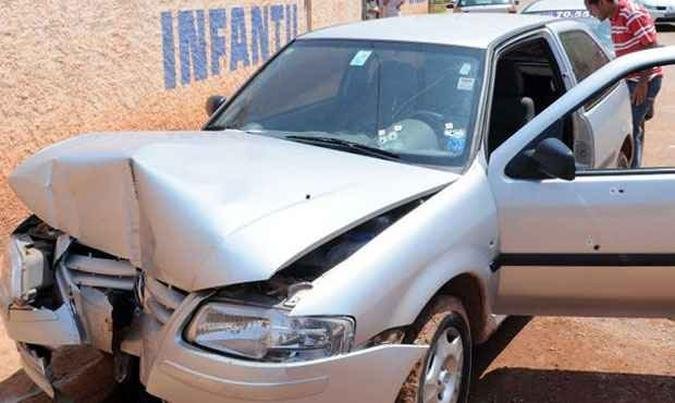 Carro da candidata a vereadora depois da a��o dos criminosos (foto: Edilson Rodrigues/CB/D.A Press )
