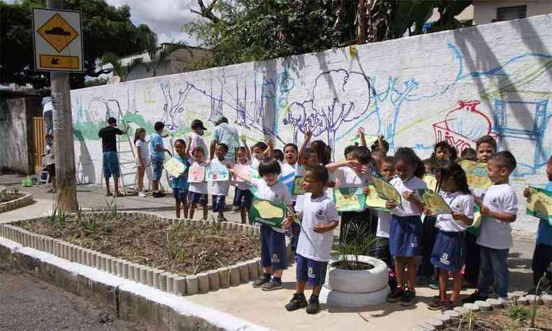 Crianas que participam da oficina de grafite do programa Arte da Sade, e alunos da Emei Pacaj, realizaram intervenes de conscientizao sobre a importncia do cuidado com o meio ambiente.(foto: Edsio Ferreira/EM/D.A Press)