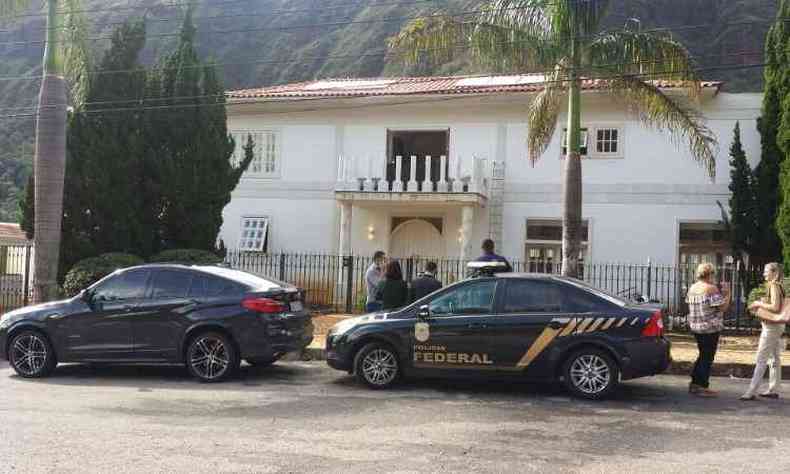 Casa no Mangabeiras est sendo vasculhada por policiais federais(foto: Paulo Filgueiras/EM/DA Press)