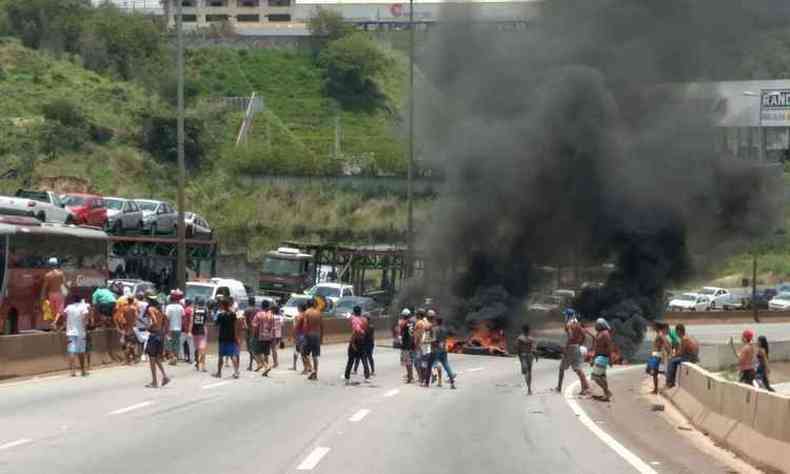 Manifestantes colocaram fogo em pneus para bloquear passagem dos carros(foto: Roberto Barbosa/Divulgao)