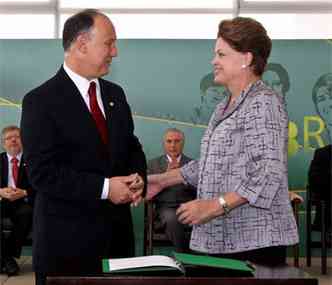 Dilma Rousseff empossou nesta quarta-feira o novo ministro do Desenvolvimento Agrrio, Pepe Vargas(foto: Roberto Stuckert Filho/PR)