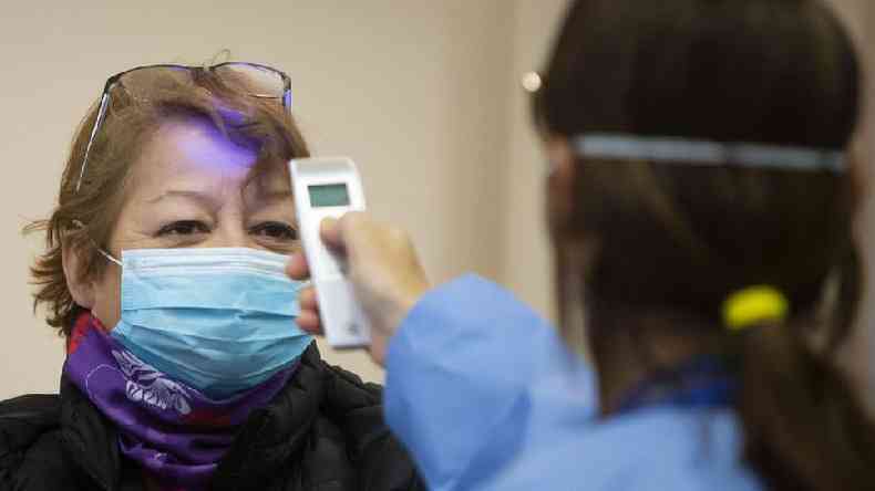 No  porque a pessoa est sem febre que ela no est com infectada com o coronavrus(foto: Bruna Prado/Getty Images)