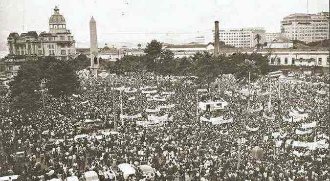 Em 1964, manifestantes contrrios a Joo Goulart lotaram a Praa da S(foto: Arquivo O Cruzeiro/EM/D.A Press - 19/3/64)