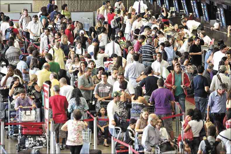 At domingo, a Avianca vai superar a marca de 2 mil voos cancelados. Um dos terminais mais afetados  o Aeroporto Internacional de So Paulo, em Guarulhos(foto: WERTHER SANTANA/AE/DIVULGAO %u2013 22/12/10)