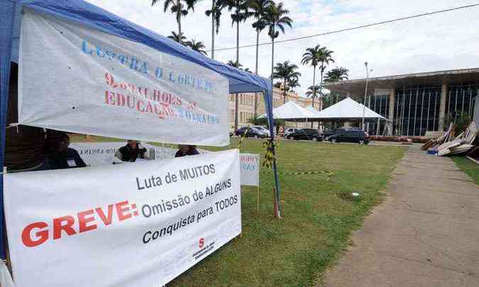 Tcnicos em greve na UFV: na universidade, h relatos at de falta de material(foto: Fotos: Leandro Couri/EM/D.A Press)