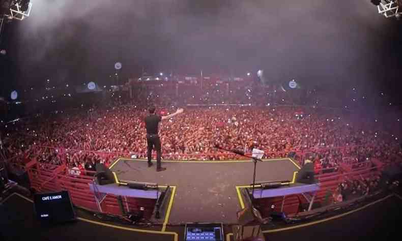 Gusttavo Lima no palco diante de um pblico de milhares de pessoas