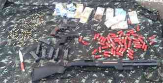 Trs armas de fogo, munio e dinheiro foram apreendidos com os suspeitos nesta madrugada. As buscas pelos outros continuam(foto: Polcia Militar/Divulgao)
