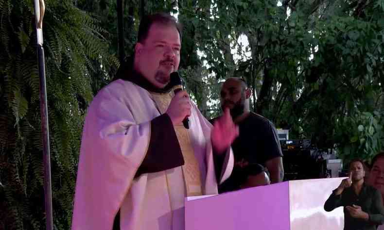 Padre Gustavo Medella, durante a missa de abertura da Festa da Penha