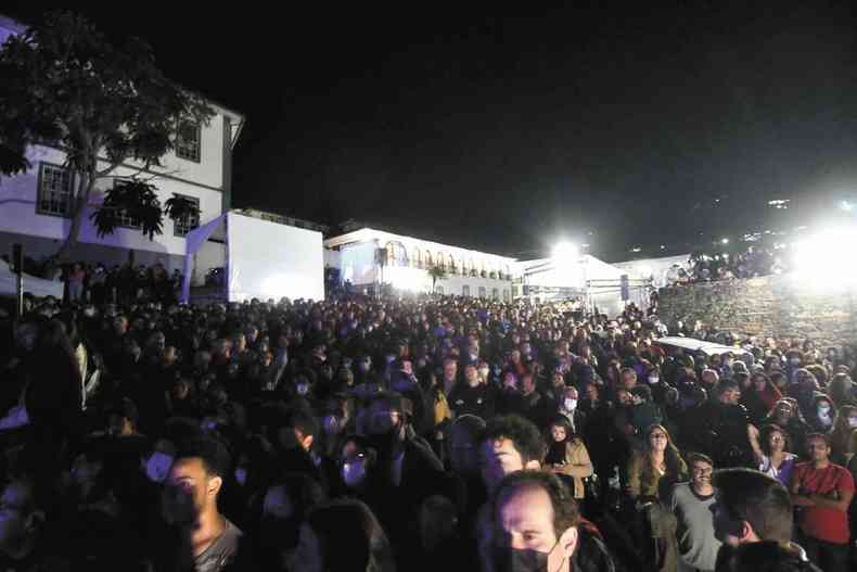 Plateia assiste ao ar livre estreia da pera Aleijadinho em Ouro Preto 