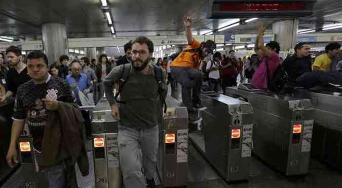 Manifestantes pulam catracas do metr em apoio ao movimento grevista(foto: Lunae Parracho/Reuters)