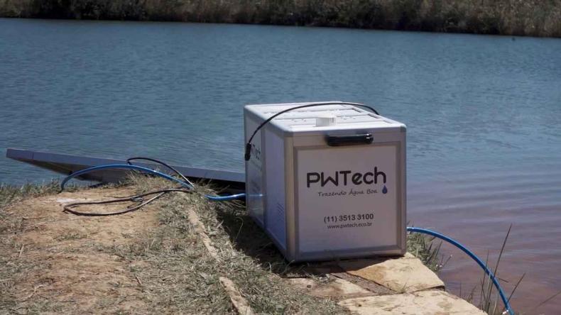 Equipamento PW 5660 conectado a um rio e a uma placa solar