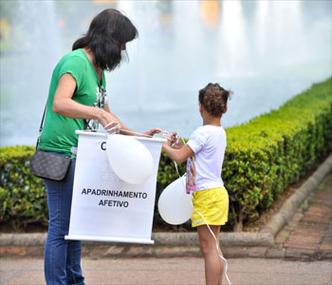 Há cerca de quatro meses, a cada 15 dias, nos fins de semana, Sayonara Barcelos leva K.V., de 7 anos, para sua casa (foto: Leandro Couri/EM/DA Press) Há cerca de quatro meses, a cada 15 dias, nos fins de semana, Sayonara Barcelos leva K.V., de 7 anos, para sua casa (foto: Leandro Couri/EM/DA Press)