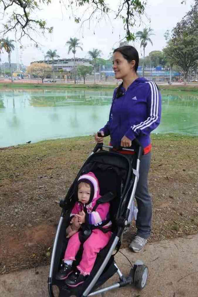 Lorena Sill Torres, faz caminhada acompanhada da filha Amanda, de 1 ano e trs mesesJair Amaral/EM/DA Pres