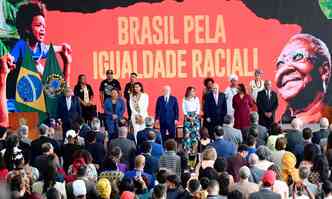 Lula disse que o anncio das medidas  o pagamento de uma dvida ''que a supremacia branca construiu no pas desde o descobrimento''