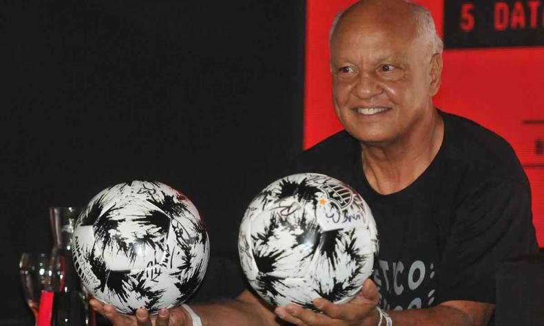 retrato do ex-jogador do Galo Reinaldo segurando bolas de futebol