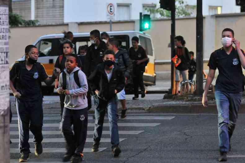 Alunos na saída de escola de Belo Horizonte: prefeitura recomenda proteção facial nas salas de aula