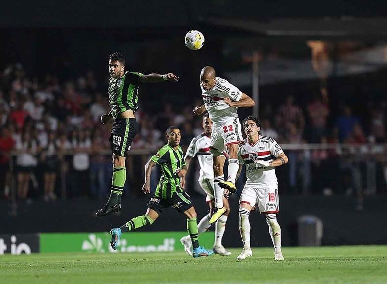 Lance da partida do Am�rica contra o S�o Paulo no Morumbi
