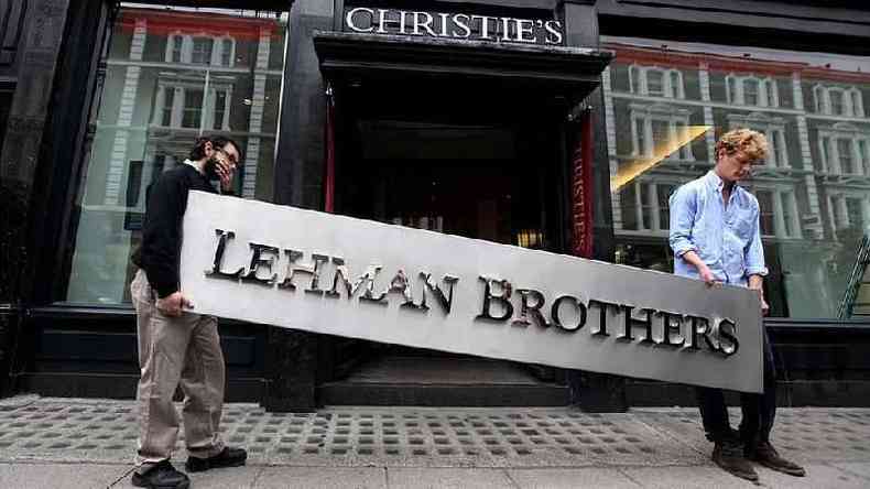 Crise de 2008 teve incio com o estouro da bolha das hipotecas no mercado financeiro americano, que levou  falncia do banco Lehman Brothers e  queda das bolsas e recesso em todo o mundo