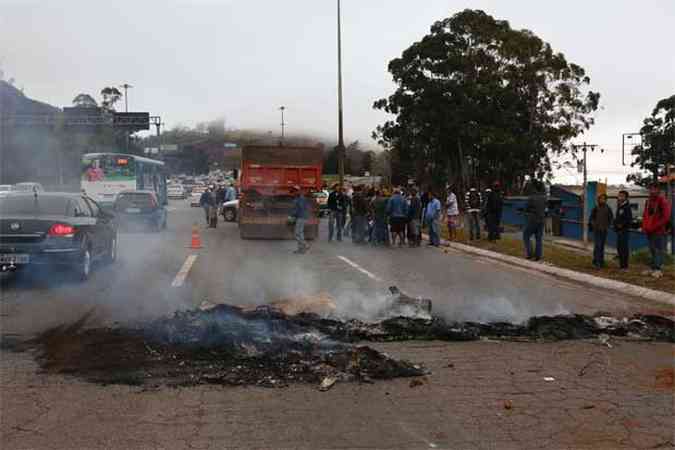 Manifestantes queimaram entulhos e fecharam parte da BR-356 na manh desta quarta-feira, na altura do Bairro Olhos D'gua, em Belo Horizonte(foto: Edsio Ferreira/EM/D.A Press)