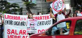 Manifestantes pedem que o prefeito vete aumento de 61,8% dos vereadores de BH(foto: Marcos Vieira/ EM/ DA Press)
