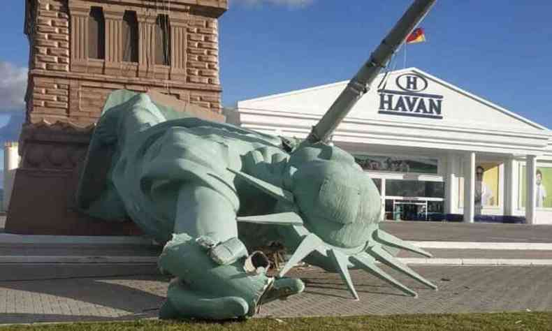 Estátua da Havan ficam localizada em frente à loja; ninguém se feriu com a queda(foto: Reprodução/Twitter Paulo Pimenta @DeuptadoFederal)