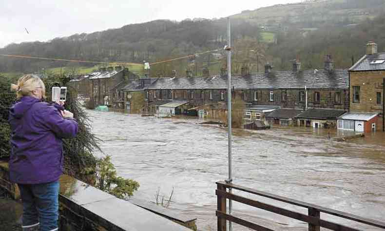 Em função das chuvas, várias casas foram inundadas em Mytholmroyd, na Inglaterra(foto: Oli Scarff/AFP)