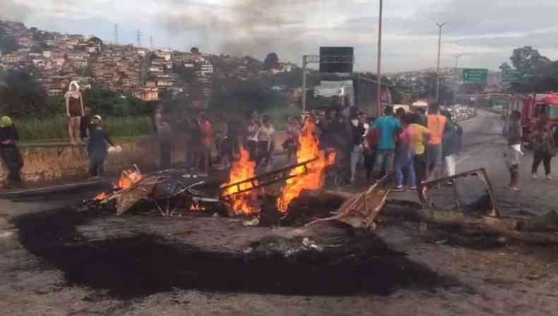 Manifestantes queimam pneus e galhos no Anel Rodovirio em protesto contra a desocupao de famlias em BH
