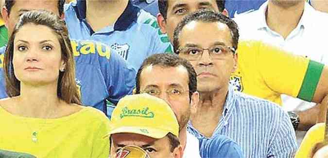 Alves (de culos) e a noiva (E): avio da FAB para ver partida final (foto: REPRODUO INTERNET)