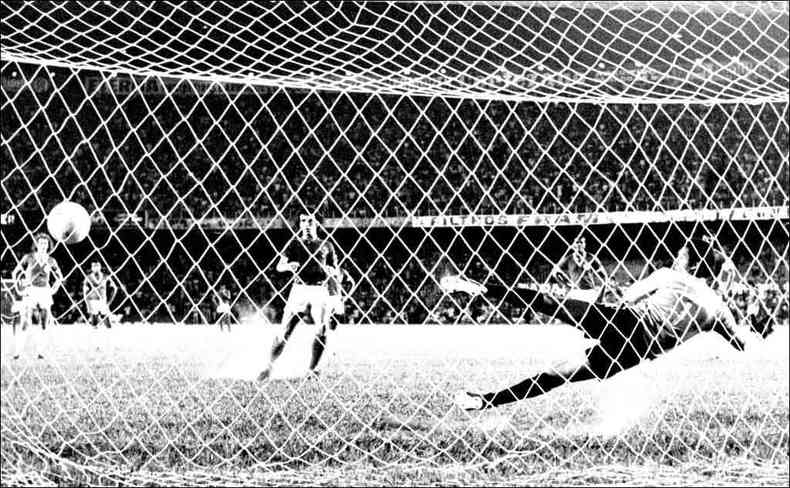 Nelinho marca um dos gols do Cruzeiro no fantstico 5 a 4 sobre o Internacional, na Libertadores de 1976(foto: ARQUIVO EM/D.A PRESS - 7/3/76)
