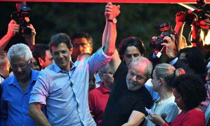 Ex-ministro da Educação de Lula, Fernando Haddad, agora como advogado, passa a ter o direito de visitar o líder petista todos os dias na sede da PF e receber orientação(foto: Nelson Almeida/AFP - 24/1/18) Ex-ministro da Educação de Lula, Fernando Haddad, agora como advogado, passa a ter o direito de visitar o líder petista todos os dias na sede da PF e receber orientação(foto: Nelson Almeida/AFP - 24/1/18)