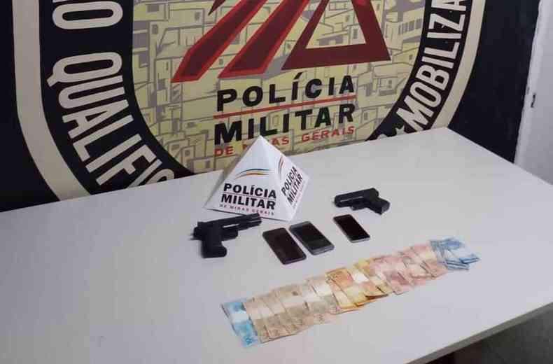 Com os suspeitos, PM apreendeu rplicas de arma de fogo e R$ 600 em dinheiro (foto: PMMG/Divulgao)