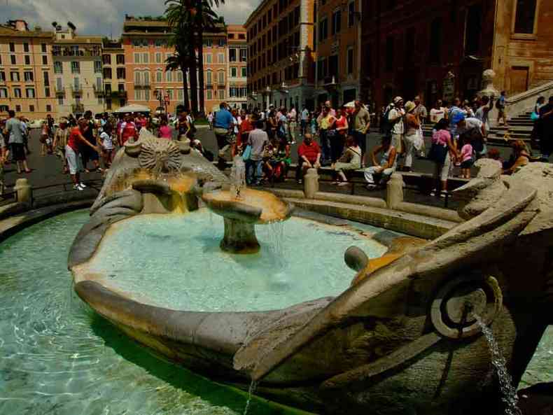 Lotada de turistas, a Piazza di Spagna  outra regio belssima da capital italiana(foto: carlos altman/em/d.a press)
