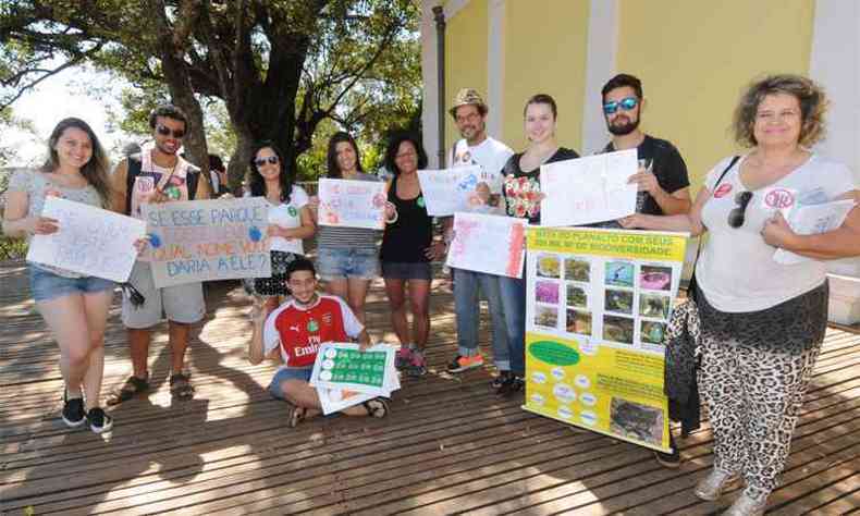 Professor e alunos da Fumec participaram do ato em defesa da rea verde(foto: Beto Novaes/EM/D.A Press)